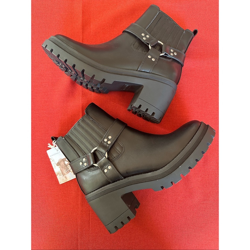Sincerely Jules Dolphin Black Motto Side Zip Botties, NWT, 7.5
